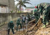 Troops from Army Corps 34’s Military School build houses for flood-hit residents in Gia Lai